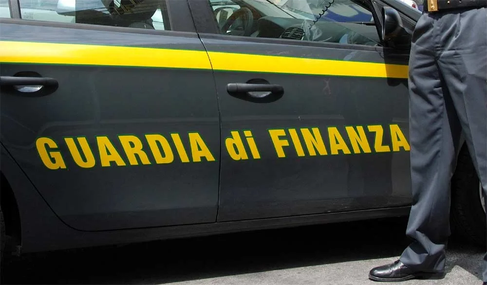 Scritta Guardia di Finanza con striscia gialla sull'auto del corpo