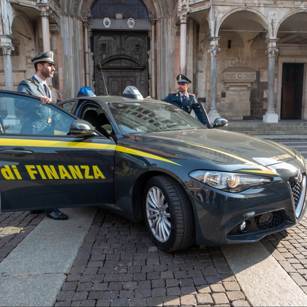 auto del corpo della guardia di finanza con due agenti finanzieri