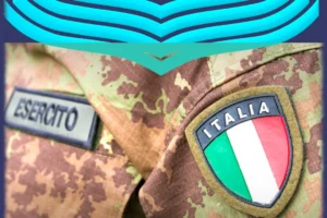 Marchio SEREM in sovraimpressione sul particolare della mostrina della bandiera italiana e la scritta dell'esercito sulla divisa mimetica