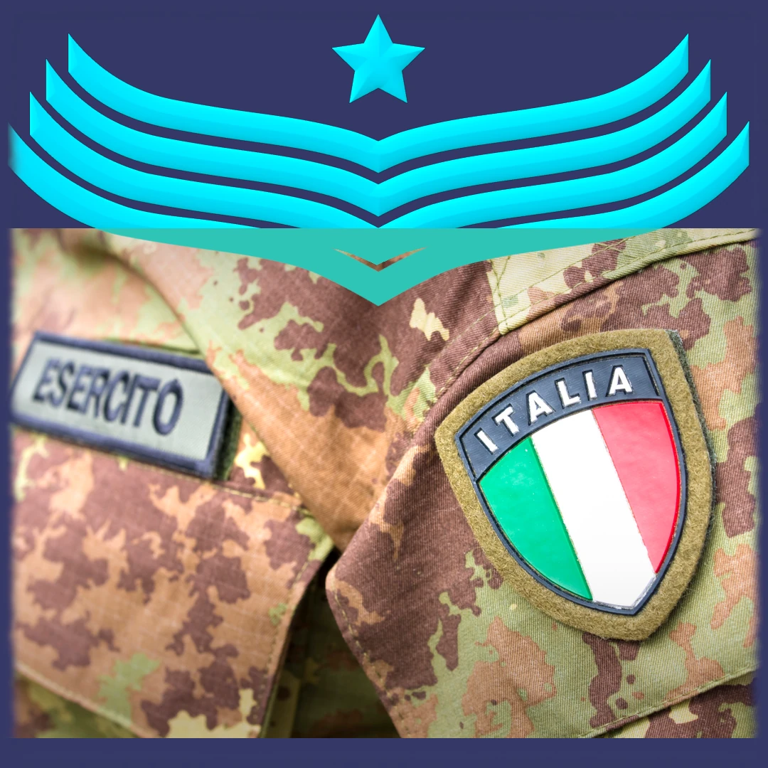 Marchio SEREM in sovraimpressione sul particolare della mostrina della bandiera italiana e la scritta dell'esercito sulla divisa mimetica